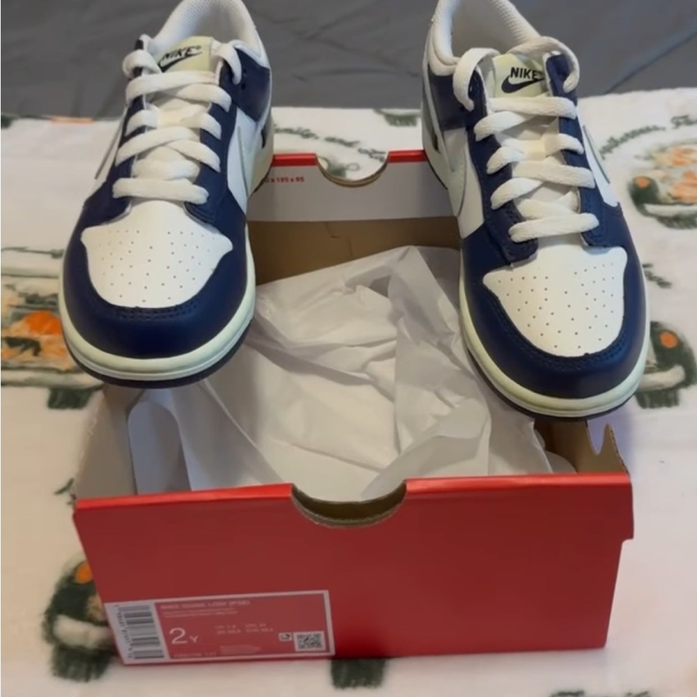 Nike kid Navy and White Sneakers - Picture 1 of 10